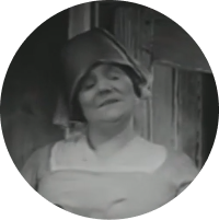 Иветта Гильбер в роли Марта Швердтлейн, тётя Гретхен